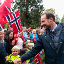 Kronprinsen hilser på små og store i Stavern. Foto: Lise Åserud, NTB scanpix